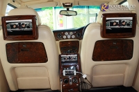 ติดตั้งเครื่องเล่นพร้อมชุด Interface ในรถ BENTLEY ทำงานร่วมกับสมาร์ทโฟน iPhone ได้อย่างลงตัว พร้อมจอ